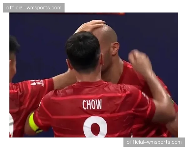 特写：终场哨响，塞尔塔老将阿斯帕斯独自绕场感谢球迷