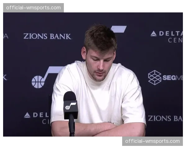 特写:NCAA赛场,杜克大学新生明星凯尔·菲利波夫斯基完成隔人暴扣后向对手摇手指,被吹技术犯规