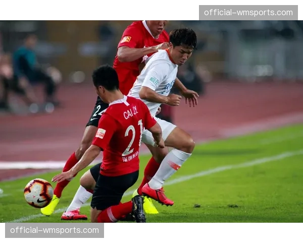 镜头背后:场边摄影机捕捉到教练向球员展示平板电脑上的边路跑动热图 镜头背后:场边摄影机捕捉到教练向球员展示平板电脑上的边路跑动热图